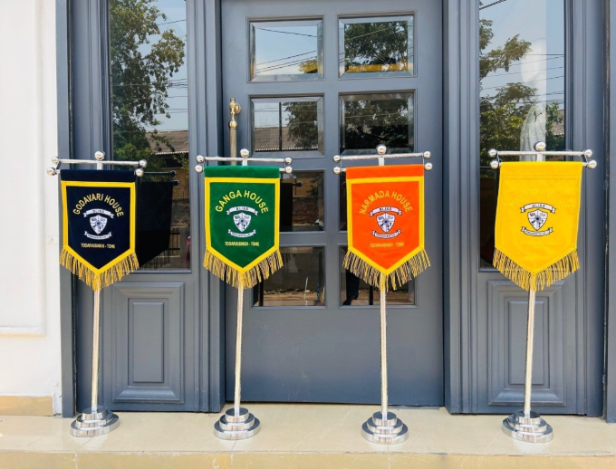 School flag manufacturer in Dubai